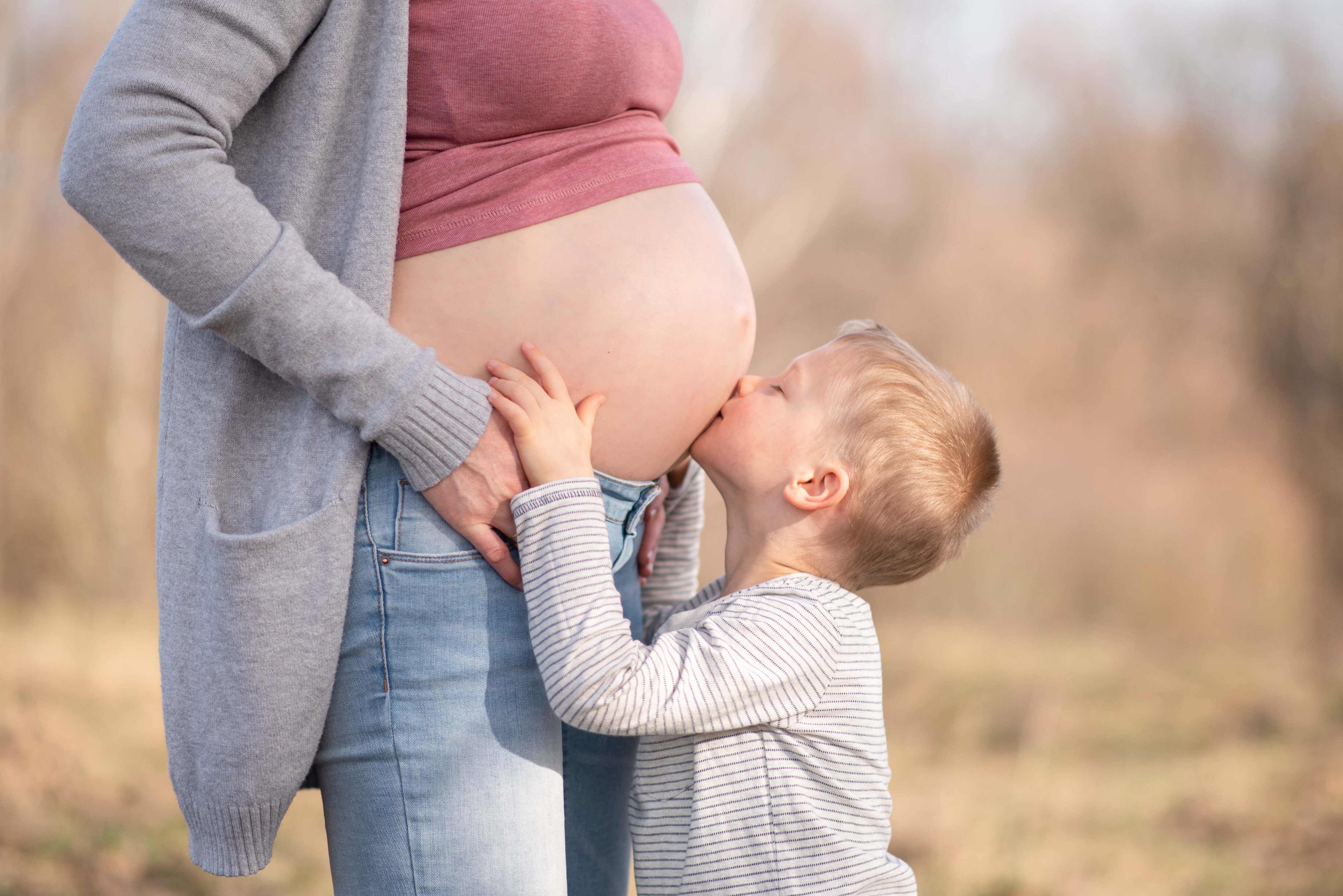 Kuss auf den Bauch - Babybauchbilder