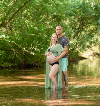 Babybauchbilder mit Partner am Wasser