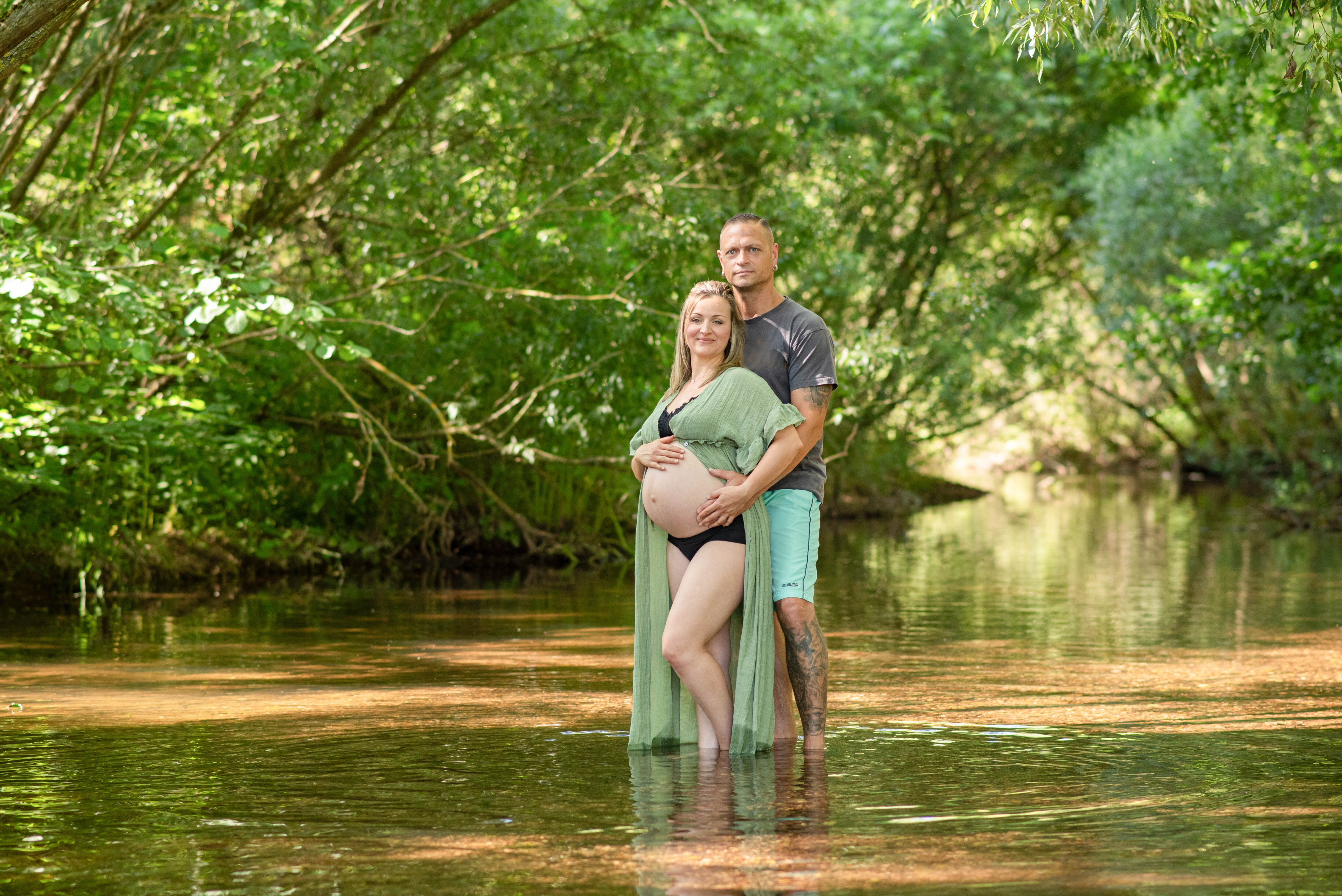 Babybauchbilder mit Partner am Wasser