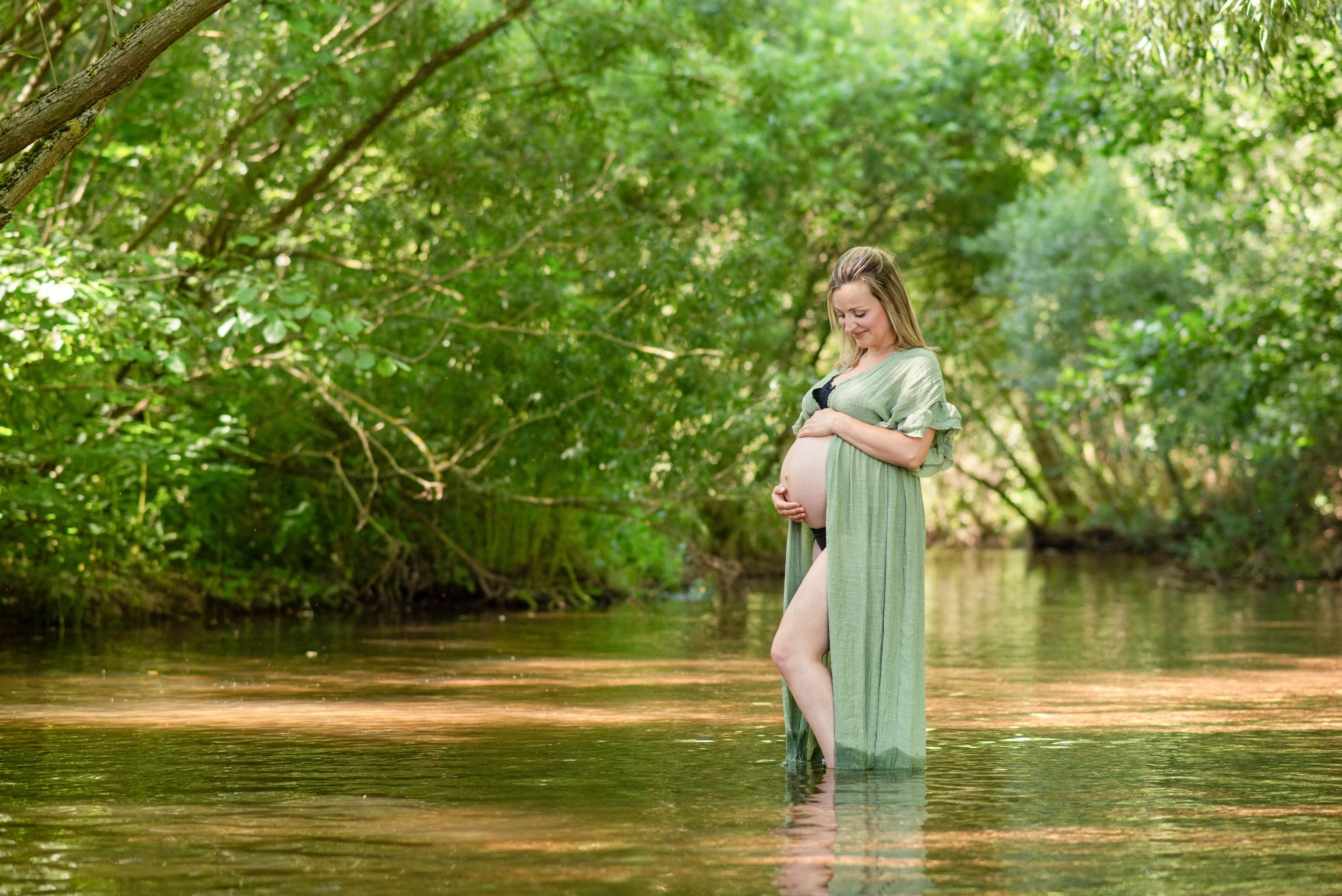 Babybauchshooting im Wasser