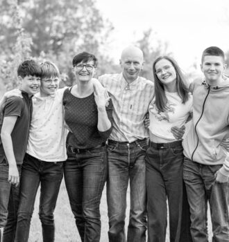 Großfamilie in Schwarz-Weiß